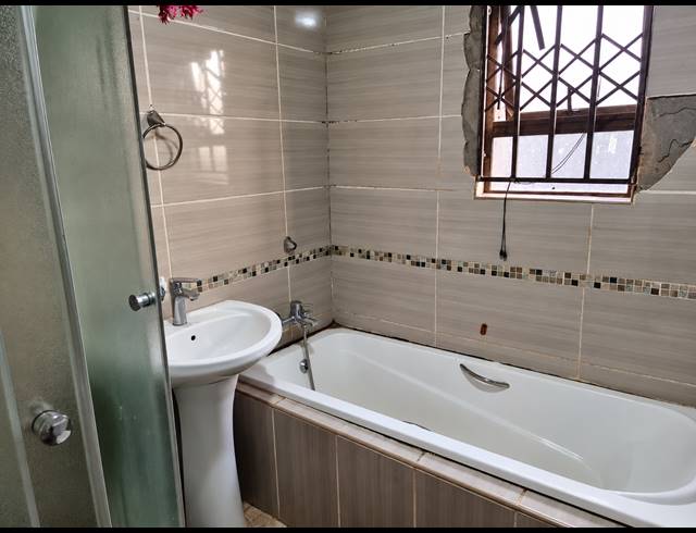 3 BEDROOM HOUSE FOR SALE IN STRETFORD
